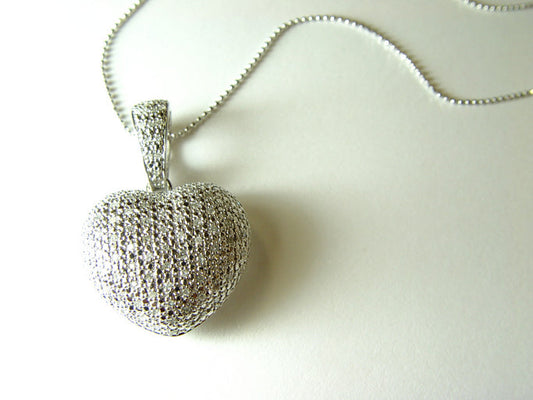 Discover the top charm jewelry trends in Canada for 2026 — hearts, zodiac, pets, crystals, personalization and more. Find the charms that tell your story.